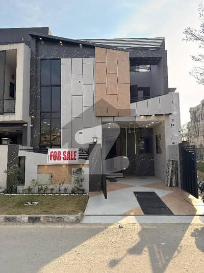 لیک سٹی رائیونڈ روڈ,لاہور میں 6 کمروں کا 7 مرلہ مکان 4.25 کروڑ میں برائے فروخت۔ لیک سٹی رائیونڈ روڈ,لاہور میں 6 کمروں کا 7 مرلہ مکان 4.25 کروڑ میں برائے فروخت۔