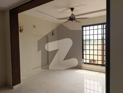 بحریہ ٹاؤن ۔ بلاک اے اے بحریہ ٹاؤن سیکٹرڈی,بحریہ ٹاؤن,لاہور میں 3 کمروں کا 5 مرلہ مکان 2.2 کروڑ میں برائے فروخت۔