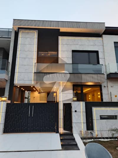 ڈی ایچ اے 9 ٹاؤن ۔ بلاک سی ڈی ایچ اے 9 ٹاؤن,ڈیفنس (ڈی ایچ اے),لاہور میں 3 کمروں کا 5 مرلہ مکان 1.49 لاکھ میں کرایہ پر دستیاب ہے۔