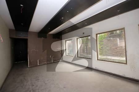 گلبرگ لاہور میں 4 کمروں کا 2 کنال بالائی پورشن 2.5 لاکھ میں کرایہ پر دستیاب ہے۔