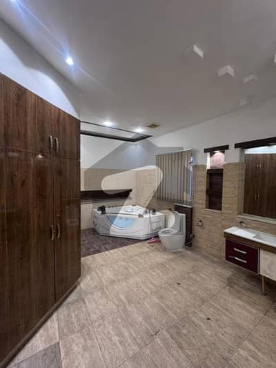 ویلینشیاء ہاؤسنگ سوسائٹی لاہور میں 3 کمروں کا 2 کنال بالائی پورشن 1.75 لاکھ میں کرایہ پر دستیاب ہے۔