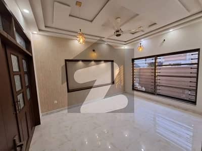 پیراگون سٹی لاہور میں 3 کمروں کا 5 مرلہ مکان 2.1 کروڑ میں برائے فروخت۔