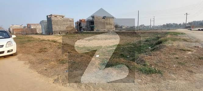 الاحمد گارڈن ہاوسنگ سکیم جی ٹی روڈ,لاہور میں 8 مرلہ رہائشی پلاٹ 1.6 کروڑ میں برائے فروخت۔