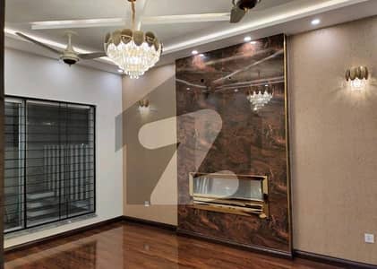 بحریہ ٹاؤن سیکٹر سی بحریہ ٹاؤن,لاہور میں 5 کمروں کا 10 مرلہ مکان 1.2 لاکھ میں کرایہ پر دستیاب ہے۔