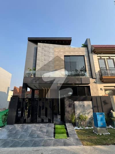 ڈی ایچ اے 9 ٹاؤن ۔ بلاک بی ڈی ایچ اے 9 ٹاؤن,ڈیفنس (ڈی ایچ اے),لاہور میں 3 کمروں کا 5 مرلہ مکان 2.95 کروڑ میں برائے فروخت۔