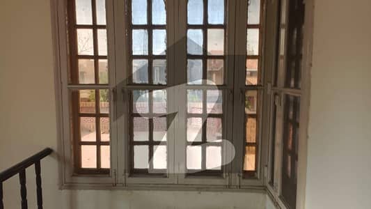 ڈی ایچ اے فیز 4 - بلاک ڈبل ای فیز 4,ڈیفنس (ڈی ایچ اے),لاہور میں 3 کمروں کا 1 کنال بالائی پورشن 1.3 لاکھ میں کرایہ پر دستیاب ہے۔