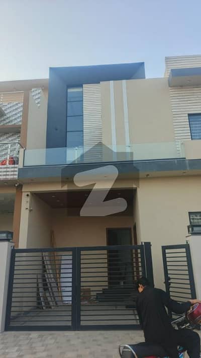 سٹی ہاؤسنگ سمندری روڈ سٹی ہاؤسنگ,فیصل آباد میں 3 کمروں کا 6 مرلہ مکان 2.2 کروڑ میں برائے فروخت۔