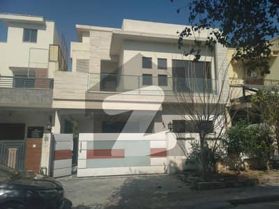 ڈی ایچ اے فیز 2 - سیکٹر ای ڈی ایچ اے ڈیفینس فیز 2,ڈی ایچ اے ڈیفینس,اسلام آباد میں 5 کمروں کا 10 مرلہ مکان 2.4 لاکھ میں کرایہ پر دستیاب ہے۔