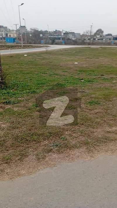 ڈی ایچ اے فیز 8 - بلاک وی فیز 8,ڈیفنس (ڈی ایچ اے),لاہور میں 1 کنال رہائشی پلاٹ 5.5 کروڑ میں برائے فروخت۔