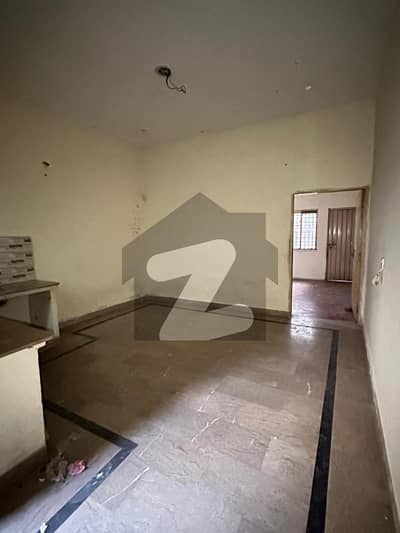 والٹن روڈ لاہور میں 2 کمروں کا 4 مرلہ بالائی پورشن 30.0 ہزار میں کرایہ پر دستیاب ہے۔