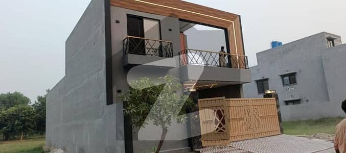 نشیمنِ اقبال لاہور میں 5 کمروں کا 10 مرلہ مکان 2.7 کروڑ میں برائے فروخت۔