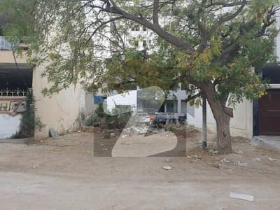 Chance Deal For Sale 240sqyrd Plot In Very Resonable Price In Prime Sector