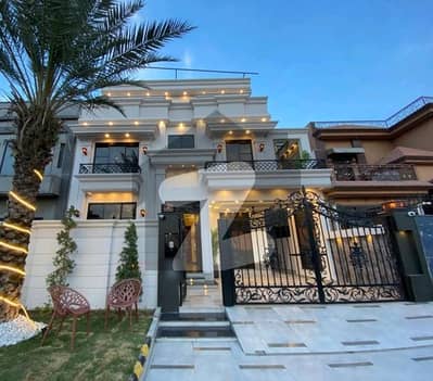 سٹی ہاؤسنگ سوسائٹی گوجرانوالہ میں 5 کمروں کا 10 مرلہ مکان 4.9 کروڑ میں برائے فروخت۔