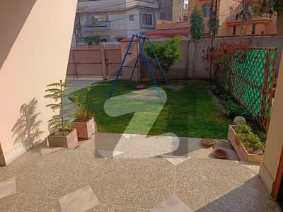 علامہ اقبال ٹاؤن لاہور میں 8 کمروں کا 1 کنال مکان 3.0 لاکھ میں کرایہ پر دستیاب ہے۔