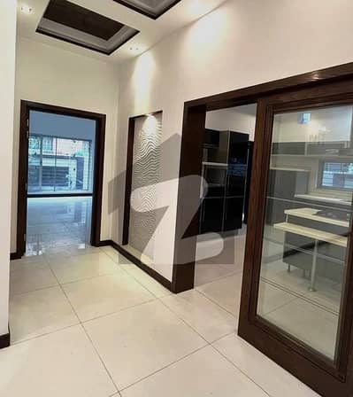 ڈی ایچ اے فیز 3 ڈیفنس (ڈی ایچ اے),لاہور میں 5 کمروں کا 1 کنال مکان 3.0 لاکھ میں کرایہ پر دستیاب ہے۔