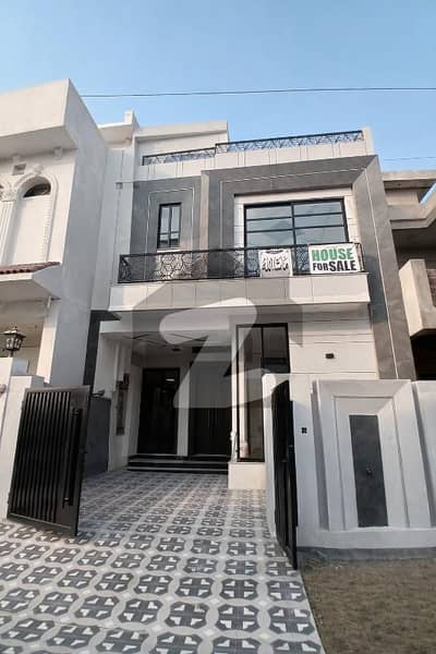 فارمانئیٹس ہاؤسنگ سکیم ۔ بلاک جے فارمانئیٹس ہاؤسنگ سکیم,لاہور میں 3 کمروں کا 5 مرلہ مکان 1.9 کروڑ میں برائے فروخت۔