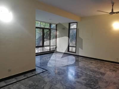 ایف ۔ 7 اسلام آباد میں 4 کمروں کا 2 کنال مکان 11.2 لاکھ میں کرایہ پر دستیاب ہے۔