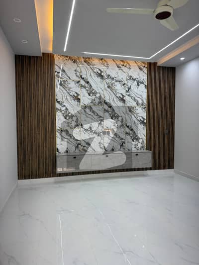 بحریہ ٹاؤن فیز 8 ۔ بلاک آئی بحریہ ٹاؤن فیز 8,بحریہ ٹاؤن راولپنڈی,راولپنڈی میں 5 کمروں کا 10 مرلہ مکان 4.9 کروڑ میں برائے فروخت۔