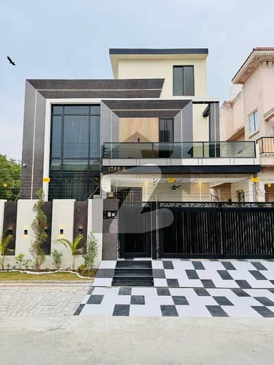 10 Marla Beautiful Ultra Modern House Available For Sale