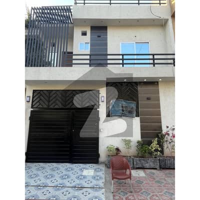 نواب ٹاؤن - بلاک ڈی نواب ٹاؤن,لاہور میں 4 کمروں کا 5 مرلہ مکان 2.5 کروڑ میں برائے فروخت۔