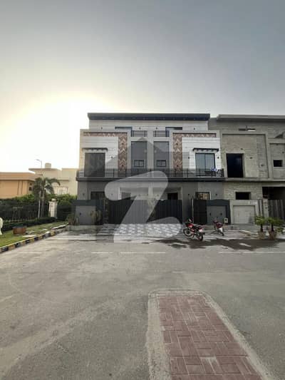 اتحاد ٹاؤن فیز 1۔ بلاک اے اتحاد ٹاؤن فیز ١,اتحاد ٹاؤن,رائیونڈ روڈ,لاہور میں 3 کمروں کا 3 مرلہ مکان 2.1 کروڑ میں برائے فروخت۔