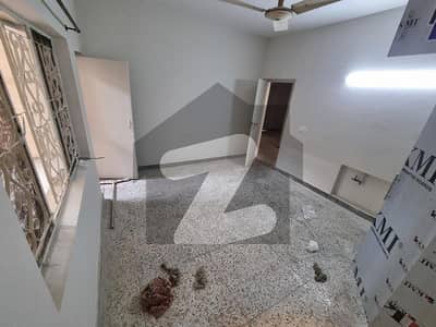 جی ۔ 9 اسلام آباد میں 5 کمروں کا 14 مرلہ مکان 3.0 لاکھ میں کرایہ پر دستیاب ہے۔