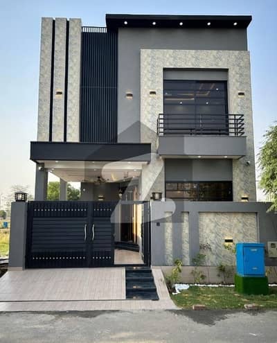 ڈی ایچ اے 9 ٹاؤن ڈیفنس (ڈی ایچ اے),لاہور میں 3 کمروں کا 5 مرلہ مکان 2.45 کروڑ میں برائے فروخت۔