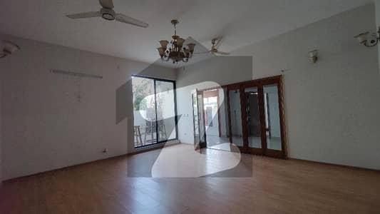 Beautiful Full House available for rent in Cavalry Ground