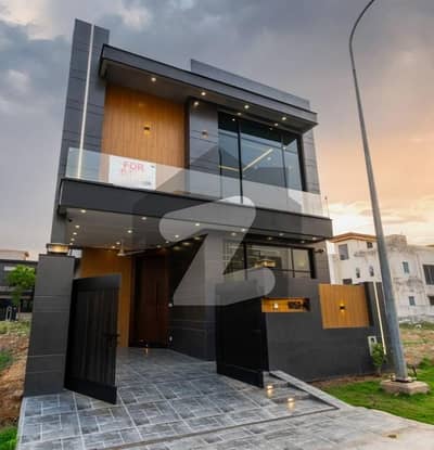 ڈی ایچ اے 9 ٹاؤن ڈیفنس (ڈی ایچ اے),لاہور میں 3 کمروں کا 5 مرلہ مکان 2.4 کروڑ میں برائے فروخت۔