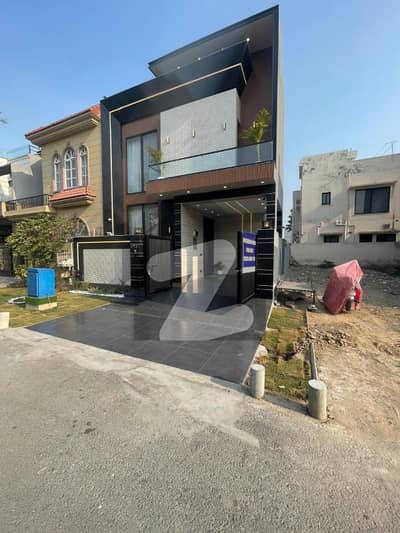 ڈی ایچ اے 9 ٹاؤن ڈیفنس (ڈی ایچ اے),لاہور میں 3 کمروں کا 5 مرلہ مکان 2.5 کروڑ میں برائے فروخت۔