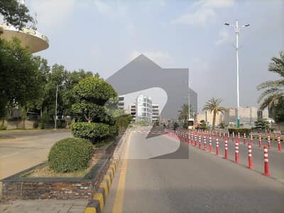 کمرشل براڈوے بلاک اے ڈی ایچ اے فیز 8 - کمرشل براڈوے,ڈی ایچ اے فیز 8,ڈیفنس (ڈی ایچ اے),لاہور میں 8 مرلہ کمرشل پلاٹ 28.0 کروڑ میں برائے فروخت۔