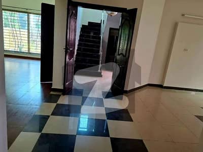 عسکری 11 ۔ سیکٹر بی عسکری 11,عسکری,لاہور میں 4 کمروں کا 10 مرلہ مکان 4.5 کروڑ میں برائے فروخت۔