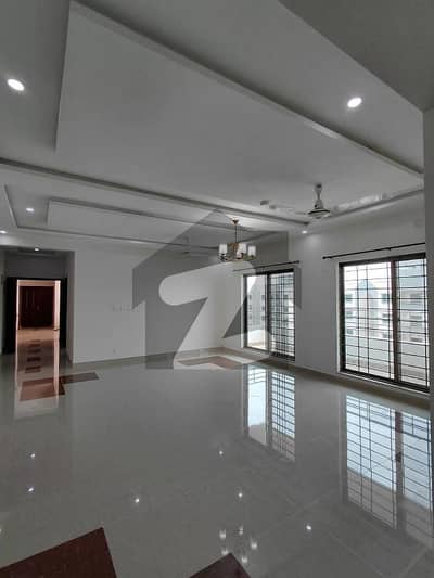 10 Marla Brand New Flat Available For Sale.