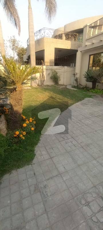 SINGLE STOREY 1-KANAL ELEGANT AND FULLY MAINTAINED SUPER HOT LOCATED BUNGALOW IS AVAILABLE IN THE BEST BLOCK OF PHASE 4 DHA LAHORE.