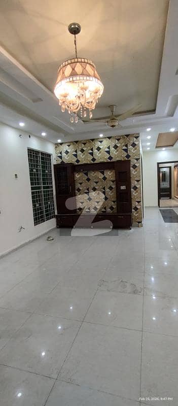 جوہر ٹاؤن لاہور میں 4 کمروں کا 10 مرلہ بالائی پورشن 95.0 ہزار میں کرایہ پر دستیاب ہے۔