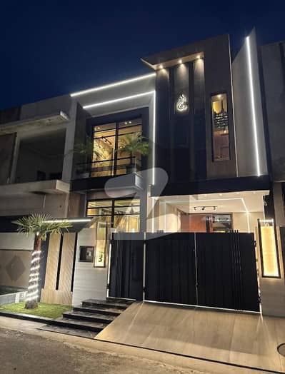 ڈی ایچ اے 9 ٹاؤن ڈیفنس (ڈی ایچ اے),لاہور میں 3 کمروں کا 5 مرلہ مکان 2.6 کروڑ میں برائے فروخت۔