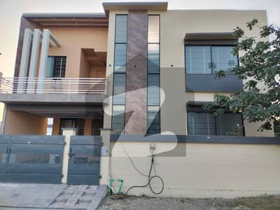 رائل آرچرڈ ملتان پبلک سکول روڈ,ملتان میں 6 کمروں کا 10 مرلہ مکان 1.15 لاکھ میں کرایہ پر دستیاب ہے۔