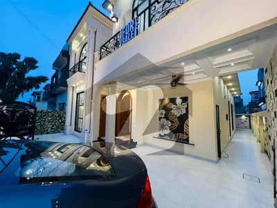 10 Marla Like New Luxury House With Hottest Location Available For Sale In Bahria Town Lahore.