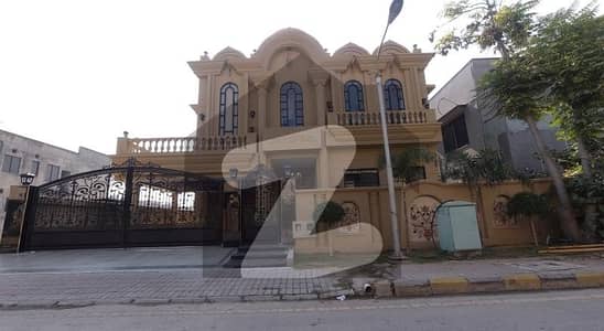 بحریہ ٹاؤن فیز 7 بحریہ ٹاؤن راولپنڈی,راولپنڈی میں 6 کمروں کا 1 کنال مکان 9.5 کروڑ میں برائے فروخت۔