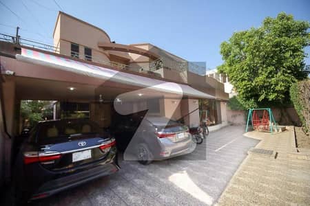 01 KANAL BEAUTIFUL HOUSE FOR RENT IN DHA PHASE 4 HOT LOCATION.