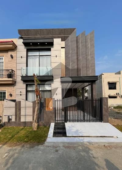 ڈی ایچ اے 9 ٹاؤن ڈیفنس (ڈی ایچ اے),لاہور میں 3 کمروں کا 5 مرلہ مکان 2.27 کروڑ میں برائے فروخت۔