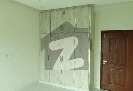 2740 Square Feet Flat For Sale