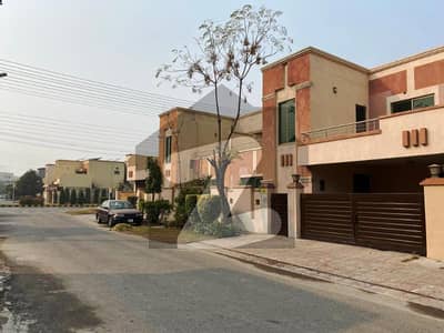 عسکری 11 ۔ سیکٹر بی عسکری 11,عسکری,لاہور میں 3 کمروں کا 10 مرلہ مکان 4.5 کروڑ میں برائے فروخت۔