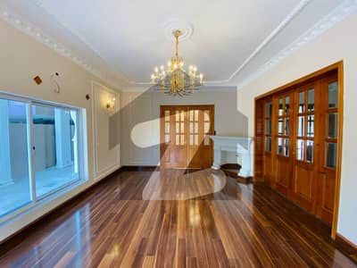 ایف ۔ 8 اسلام آباد میں 5 کمروں کا 1 کنال مکان 12.5 لاکھ میں کرایہ پر دستیاب ہے۔