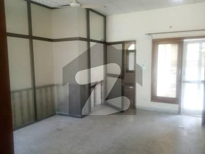 ایف ۔ 8 اسلام آباد میں 4 کمروں کا 1 کنال مکان 25.0 کروڑ میں برائے فروخت۔