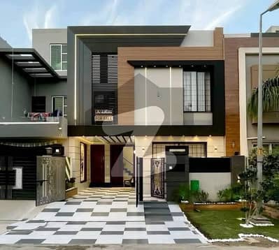 بحریہ ٹاؤن سیکٹر ای بحریہ ٹاؤن,لاہور میں 3 کمروں کا 5 مرلہ مکان 1.9 کروڑ میں برائے فروخت۔