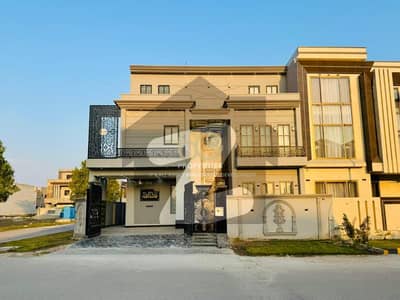 سٹی ہاؤسنگ سوسائٹی گوجرانوالہ میں 6 کمروں کا 11 مرلہ مکان 4.85 کروڑ میں برائے فروخت۔