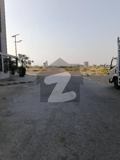 400 Square Yards Plot In Peninsula Commercial Area