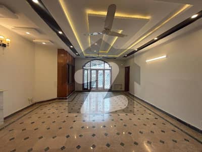 ایف ۔ 7 اسلام آباد میں 3 کمروں کا 1 کنال بالائی پورشن 3.3 لاکھ میں کرایہ پر دستیاب ہے۔