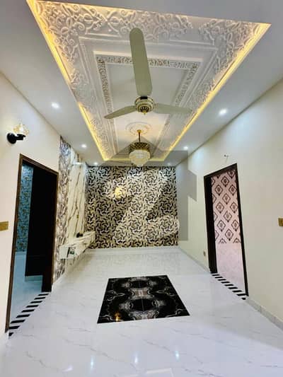 ایڈن بولیوارڈ ہاؤسنگ سکیم کالج روڈ,لاہور میں 5 کمروں کا 5 مرلہ مکان 2.35 کروڑ میں برائے فروخت۔